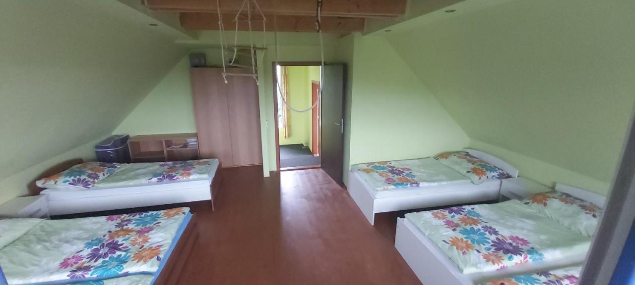 Chata u rybníka Msecke Zehrovice Exterior foto
