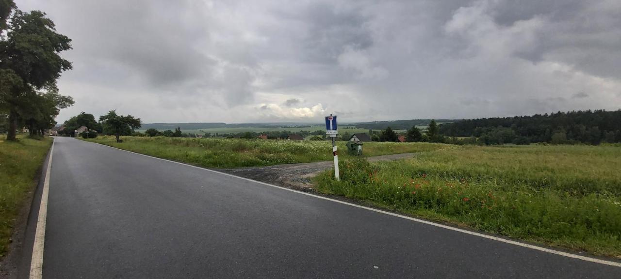 Chata u rybníka Msecke Zehrovice Exterior foto